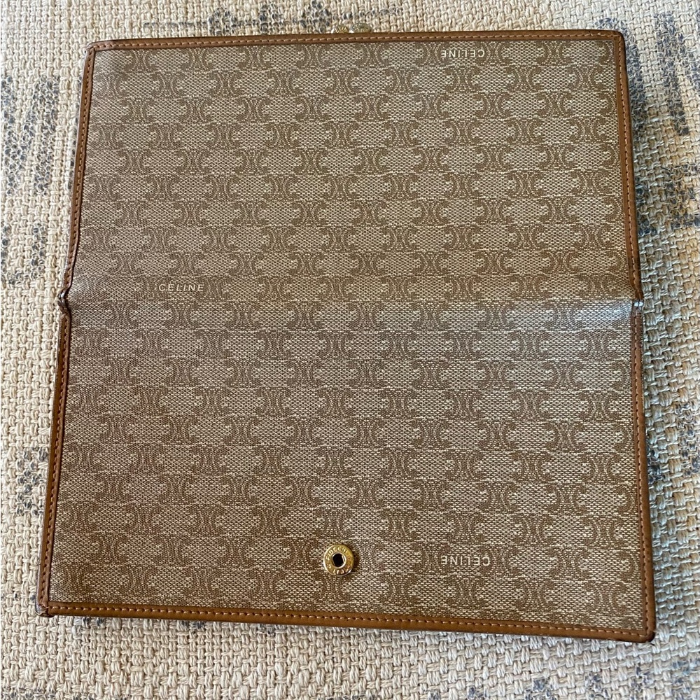 💯GUARANTEED AUTH. Celine Macadam long kisslock billfold
Great used condition. - Picture 3 of 6